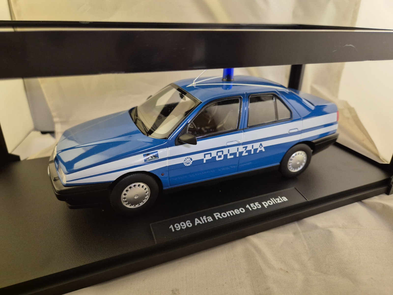Alfa Romeo 155 Polizia 1/18 décorez votre vitrine avec cette miniature Triple 9 bleue 1996