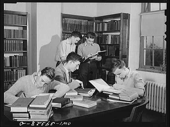 Photo:D.C. In the school library at Woodrow Wilson High School, Washington