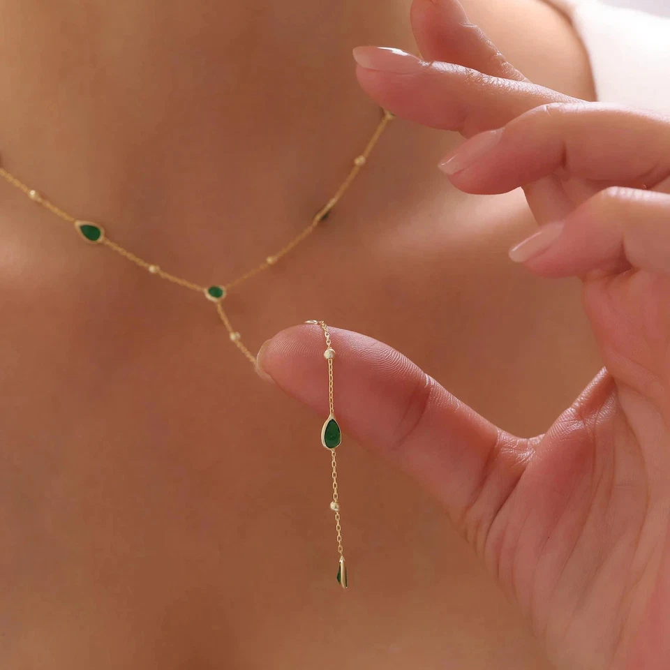 Collar Lariat Y Gota Esmeralda Creado en Laboratorio Corte Pera 8 Ct Chapado en Oro Amarillo 14K Foto 4 de 4