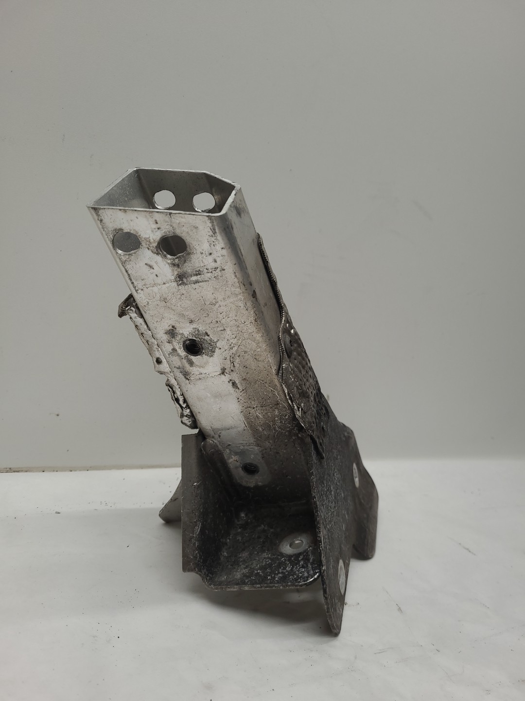 2008-2015 2014 AUDI R8 SPYDER OEM REAR RIGHT BUMPER SUPPORT BRACKET INNER COVER