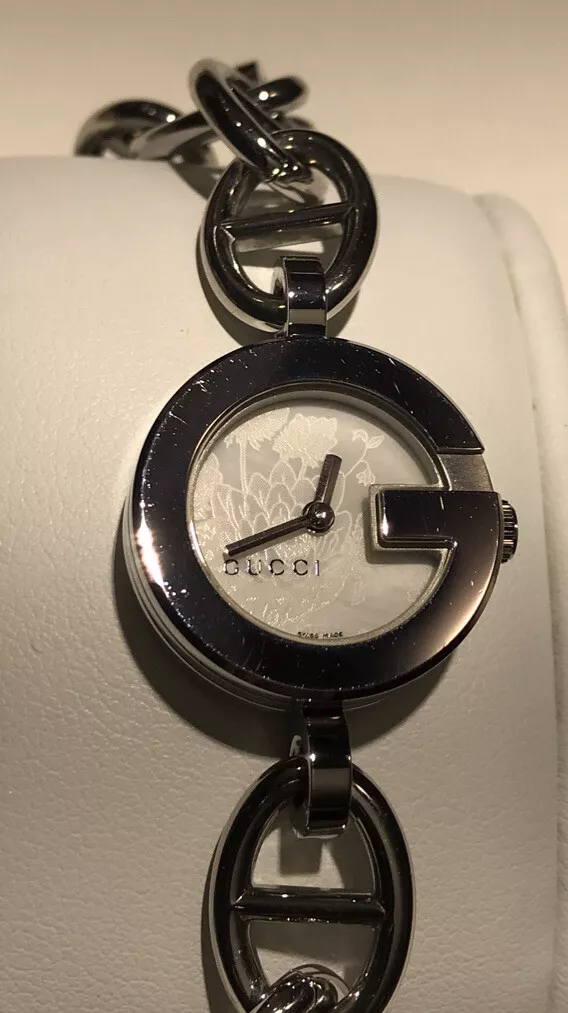Montre bracelet femme Gucci maillons en acier inoxydable avec breloques