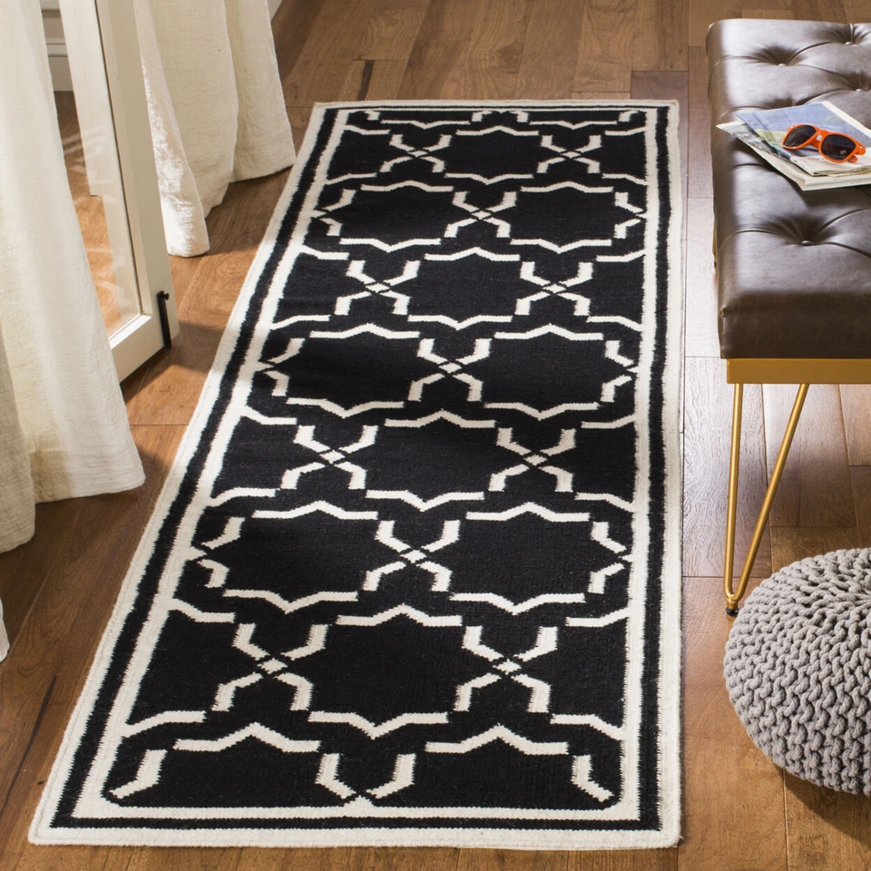 SAFAVIEH Dhurries DHU545L Handwoven Black / Ivory Rug - Image 3 of 4
