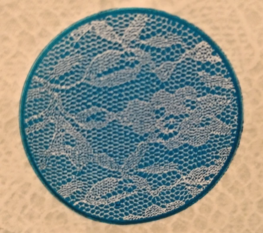 ¡Fiesta 321! Mantel de plástico de encaje blanco reutilizable - 84 pulgadas redondo Foto 2 de 3