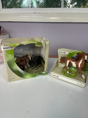 Schleich Horse Lot Pinto Stallion & Farm Life Scenery Pack Set 41369 13794