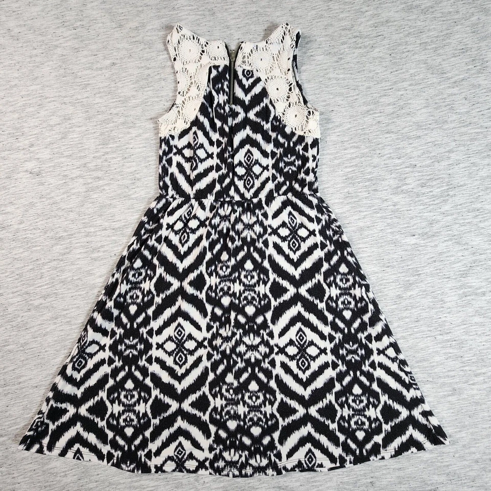 Vestido A Line Detalle Encaje Sobre la Rodilla Mini Sin Mangas Juniors Talla XS Negro Blanco Foto 3 de 4