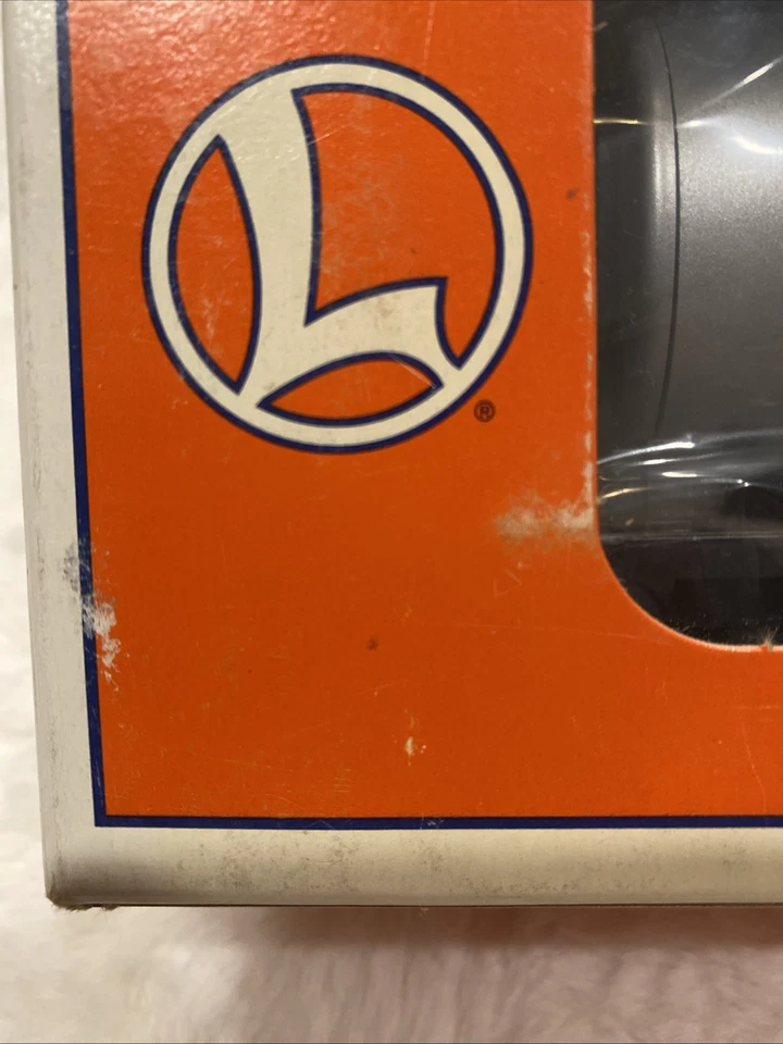 NIB 1996 LIONEL, 7900 SUNOCO UNIBODY TANK CAR 6-17910. Die Cast Spring Trucks. - Image 4 of 4