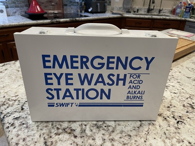 Emergency EyeWash Station acid alkali Wall Mountable bottles eye wash new metal Emergency EyeWash Station acid alkali Wall Mountable bottles eye wash new metal