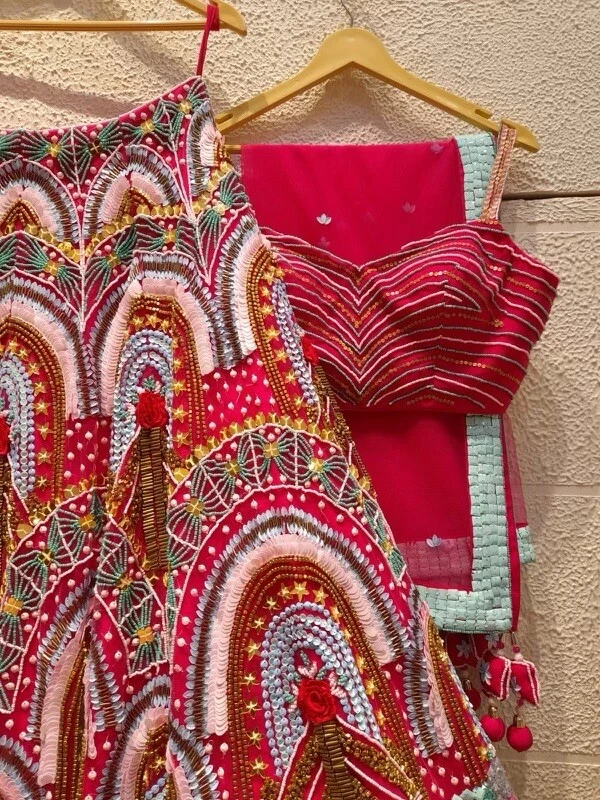 Vestido de fiesta de boda de diseño indio lehenga choli vestido de noche Mehndi Foto 3 de 4