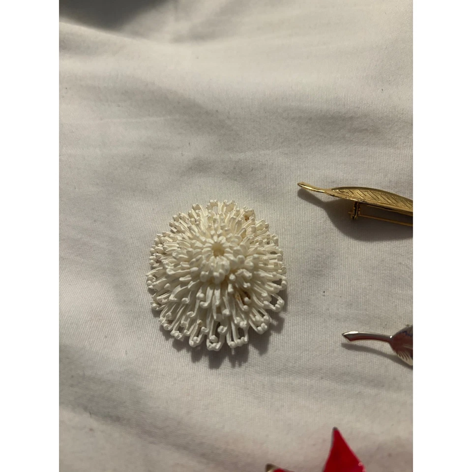 Lot of 6 Vintage Brooches Flower Leaf Cardinal Flowerette Bird Pin Collection - Image 4 of 4