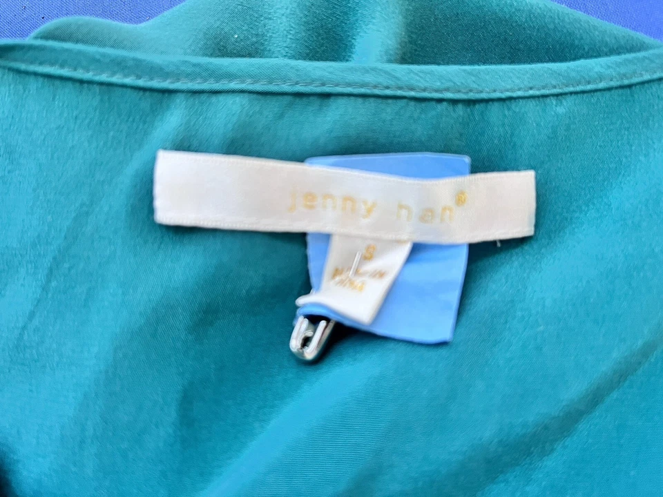 Blusa de seda Jenny Han verde jade sin mangas con un hombro con volantes - talla pequeña Foto 2 de 2