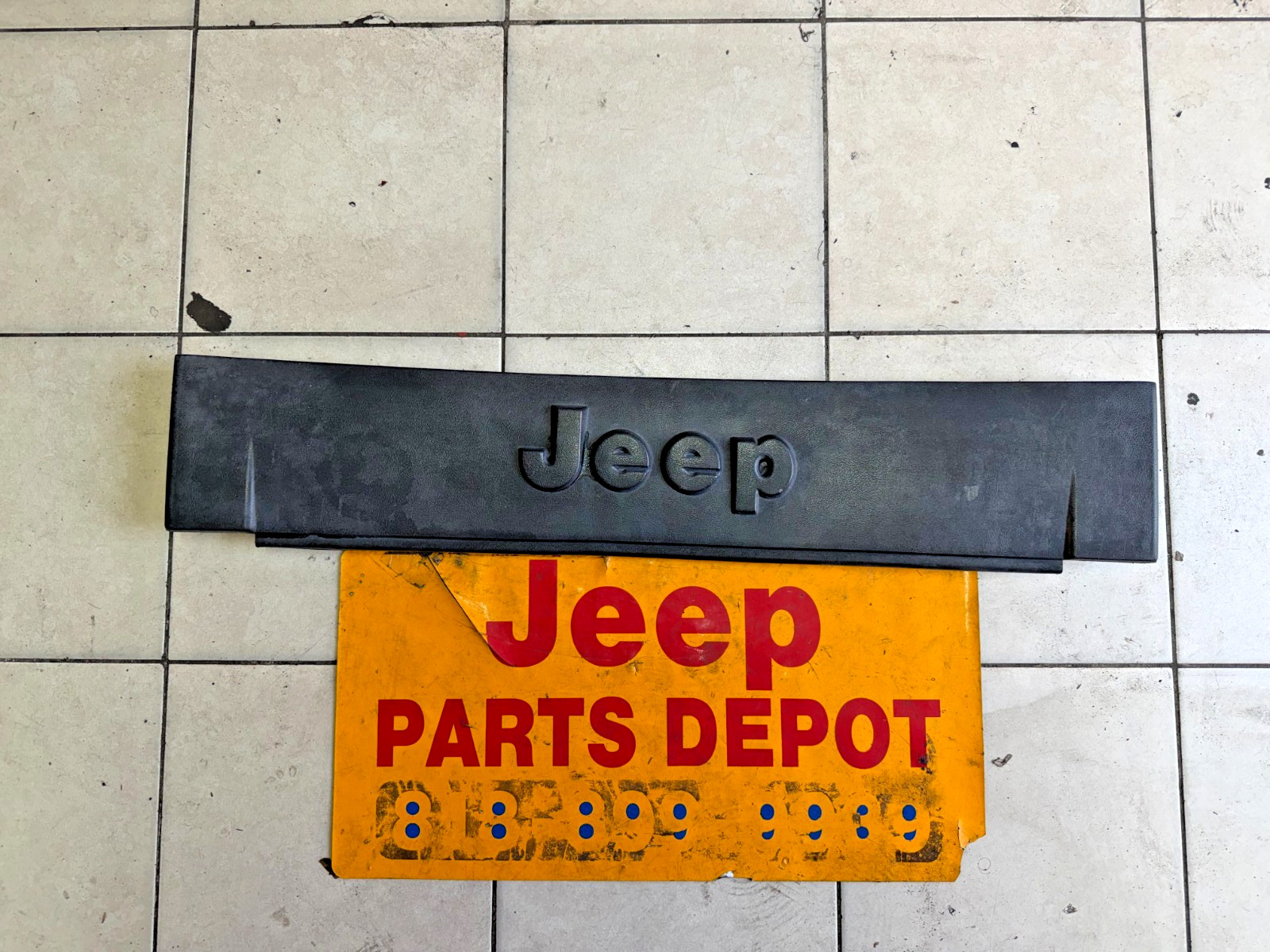 1987 - 1995 JEEP WRANGLER YJ FRONT BUMPER PLASTIC COVER JEEP LOGO 8955050158 OEM