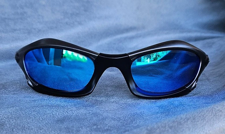 The Vintage Splice Gun Metal/Black Frame Blue Lense Sunglasses Y2K - Image 2 of 4