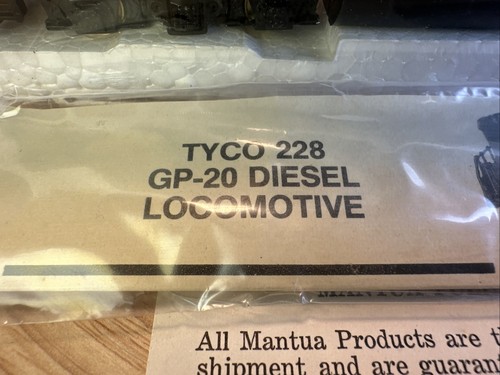 NIB MANTUA HO SCALE UNDECORATED GP-20 DIESEL LOCOMOTIVE W/OPERATING HEADLIGHT - Picture 2 of 16
