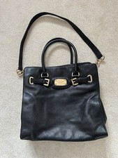 Borsa a mano Michael Kors grande in pelle nera con ferramenta oro e tracolla