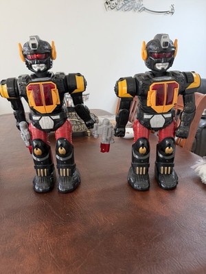 Chad Valley 2 x Defender Roboter 43 cm Gehen Sprechen Spielzeug mit Licht Geräuschen