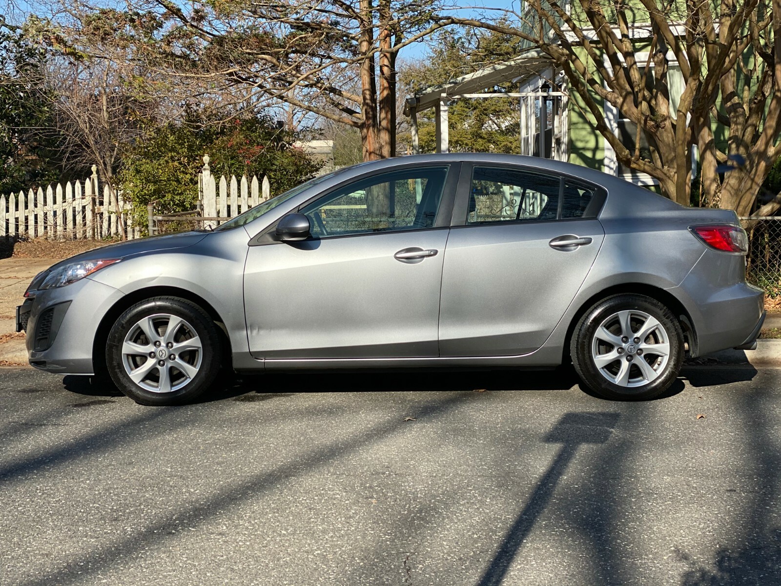 2010 Mazda Mazda3 i Sport Sedan 4D ilver 4 Door 2010 Mazda 3 with leather seats and standard trim. Great shape.