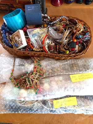 Modeschmuck Konvolut zum Schrott zum restaurieren 17 Gutscheine 10 zum Reinigen + 5kg