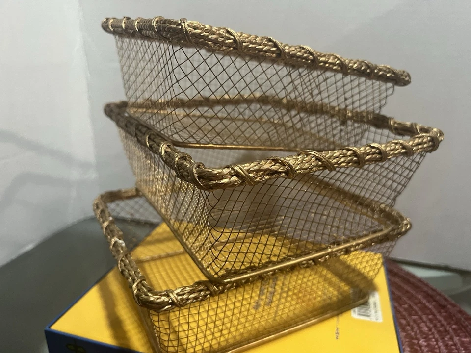 3 Empty Gift-Giving Gold Wire Baskets diferent size - Image 2 of 4