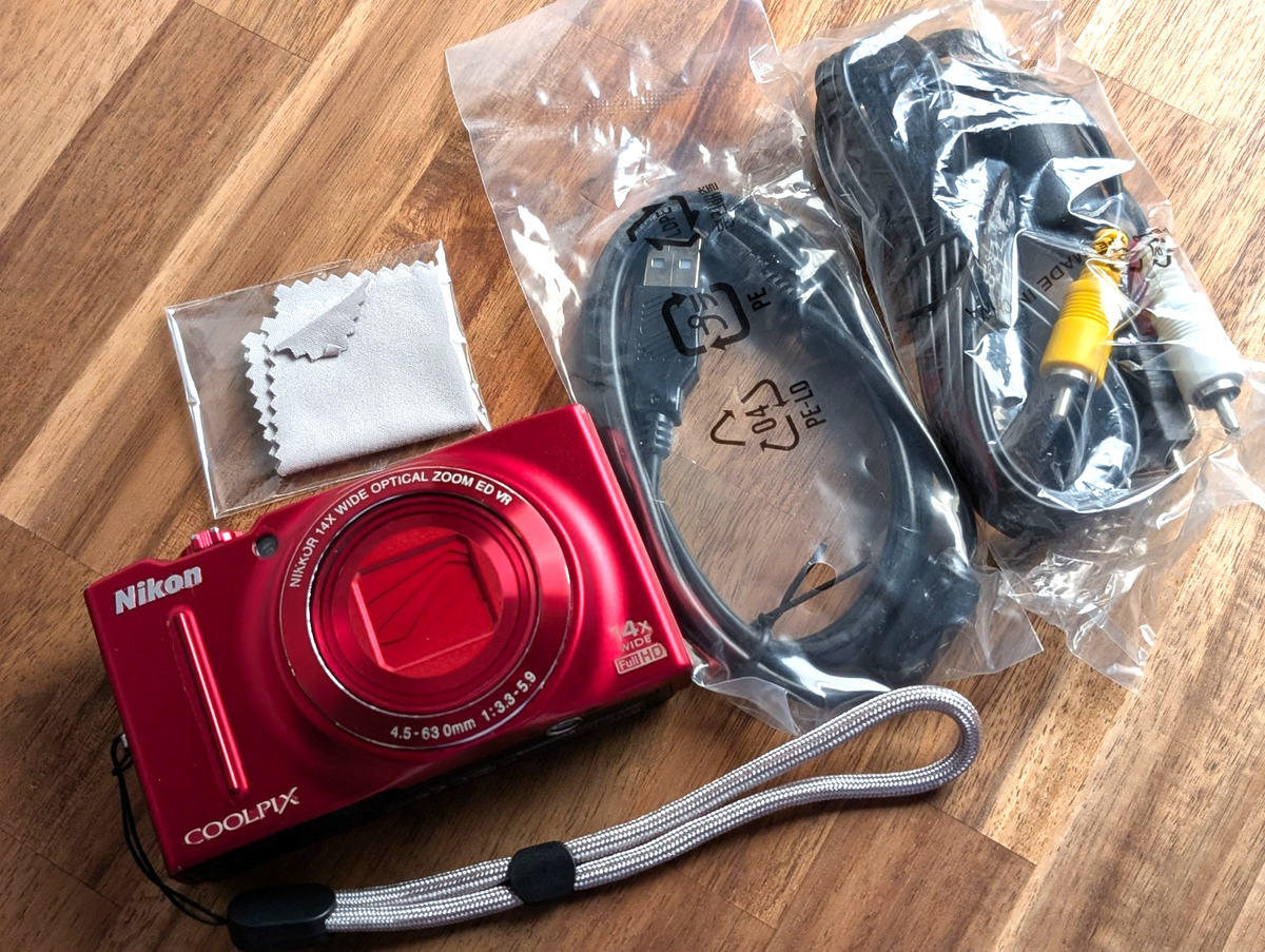 N MINT Nikon COOLPIX S8200 16.1MP Compact Digital Camera Red
