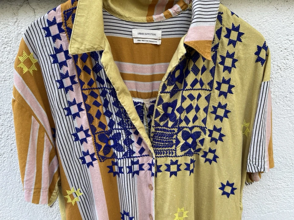 Vestido midi Urban Outfitters médio bordado com botões amarelo manga curta - Imagem 4 de 4