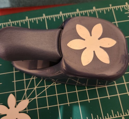 Punzón de papel estilo ballena modelador de papel. Flor grande 6 pétalos funciona muy bien! - Imagen 3 de 4