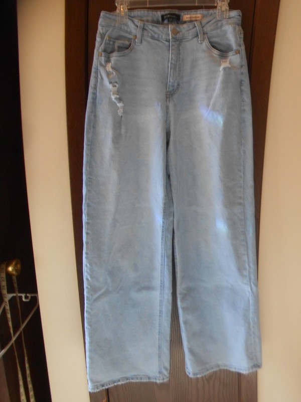 JR. WOMEN'S BCBGENERATION BLUE LIGHT WASH "BAGGY WIDE LEG" JEANS SIZE 9/29