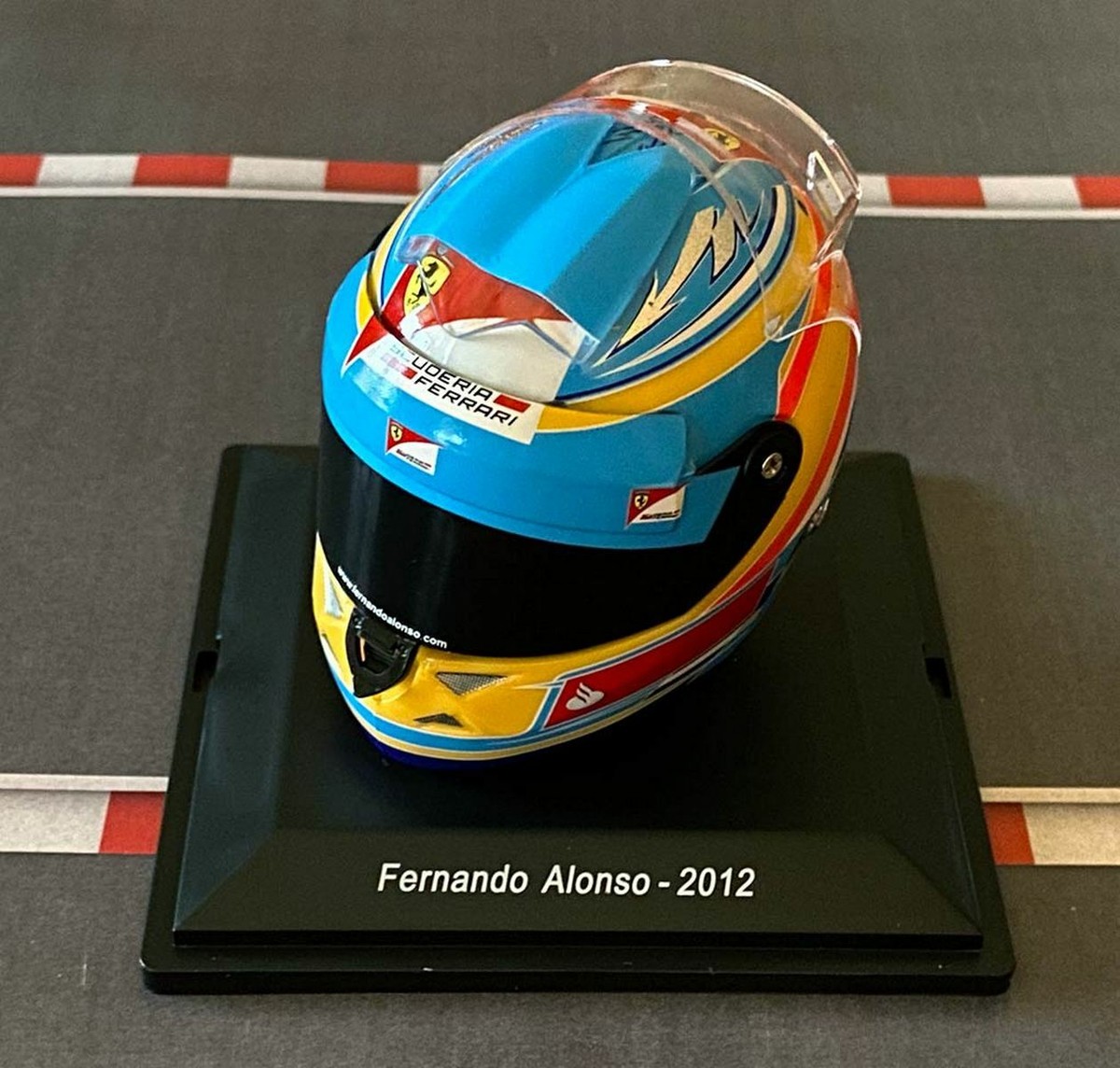 NEW 1:5 Casco Helmet F1 FERNANDO ALONSO 2012 FERRARI SPARK +Magazine