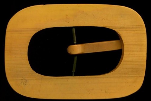 Grande fibbia vintage in bachelite giallo mais crema profondamente intagliata - Foto 2 di 3