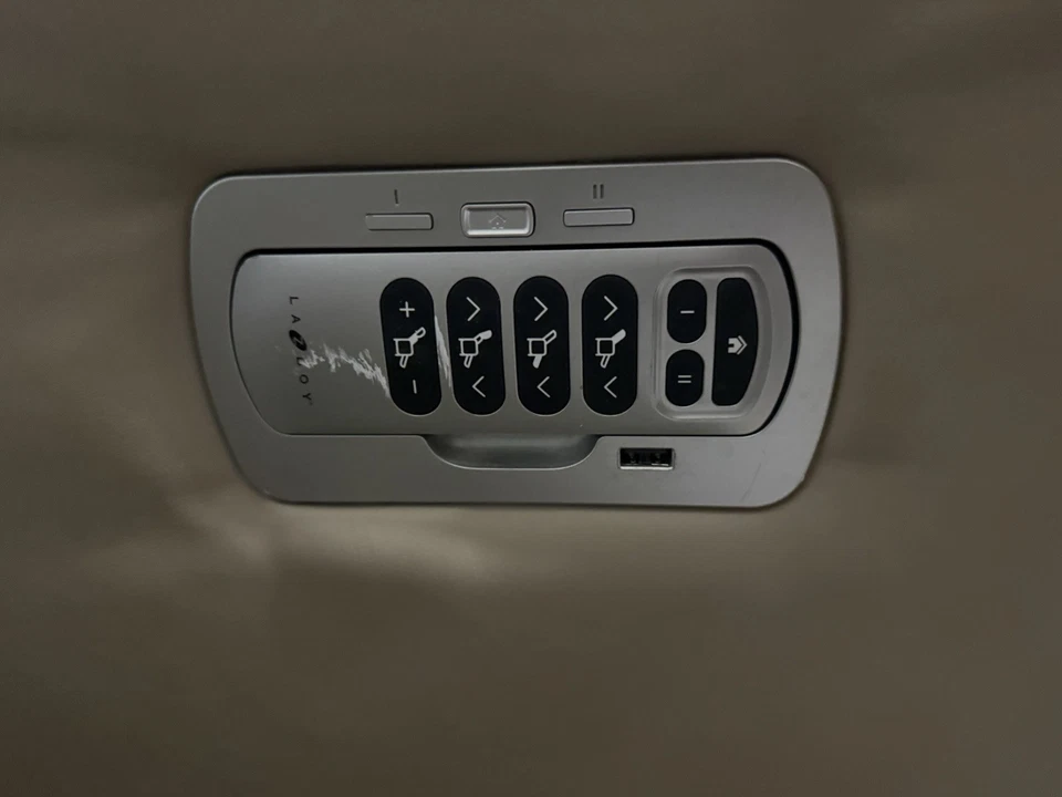 La-Z-Boy Power Recliner Chair– Leather, Headrest & Lumbar, USB, Great Condition - Image 2 of 4