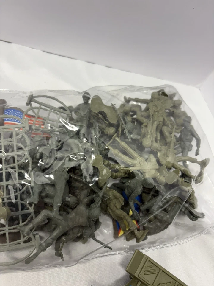 Сумка с игрушками армейские солдаты и танк (оптовый лот) - Изображение 3 из 4