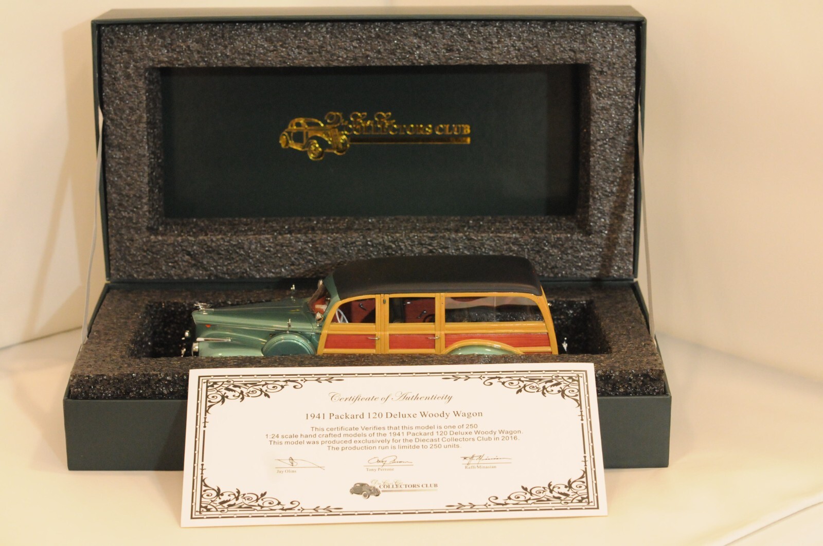 RARE NEW DIE CAST CAR COLLECTORS CLUB 1941 PACKARD 120 DELUXE WOODY