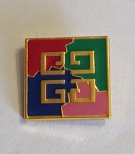 Pin's logo  GIVENCHY  Collection Broche Bijoux, Parfum (stadium Paris)