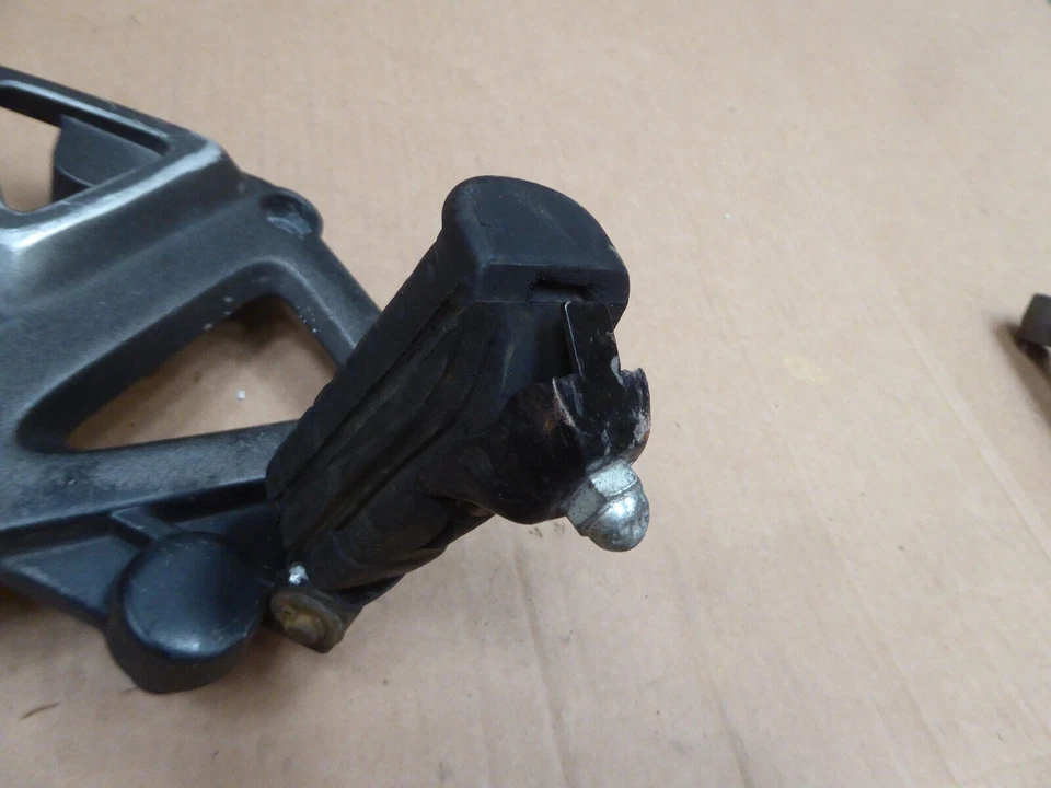 Soporte de suspensión reposapiés delantero derecho Kymco Kr Sport 125 2010 Foto 3 de 4