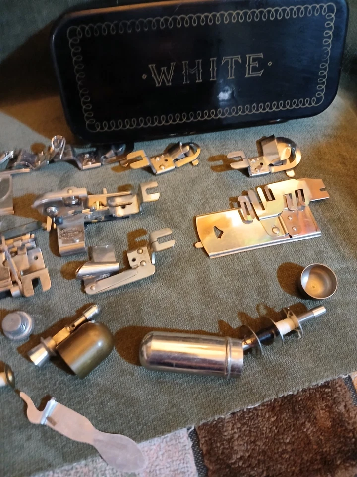 Juego de accesorios para máquina de coser vintage blanco Foto 4 de 4