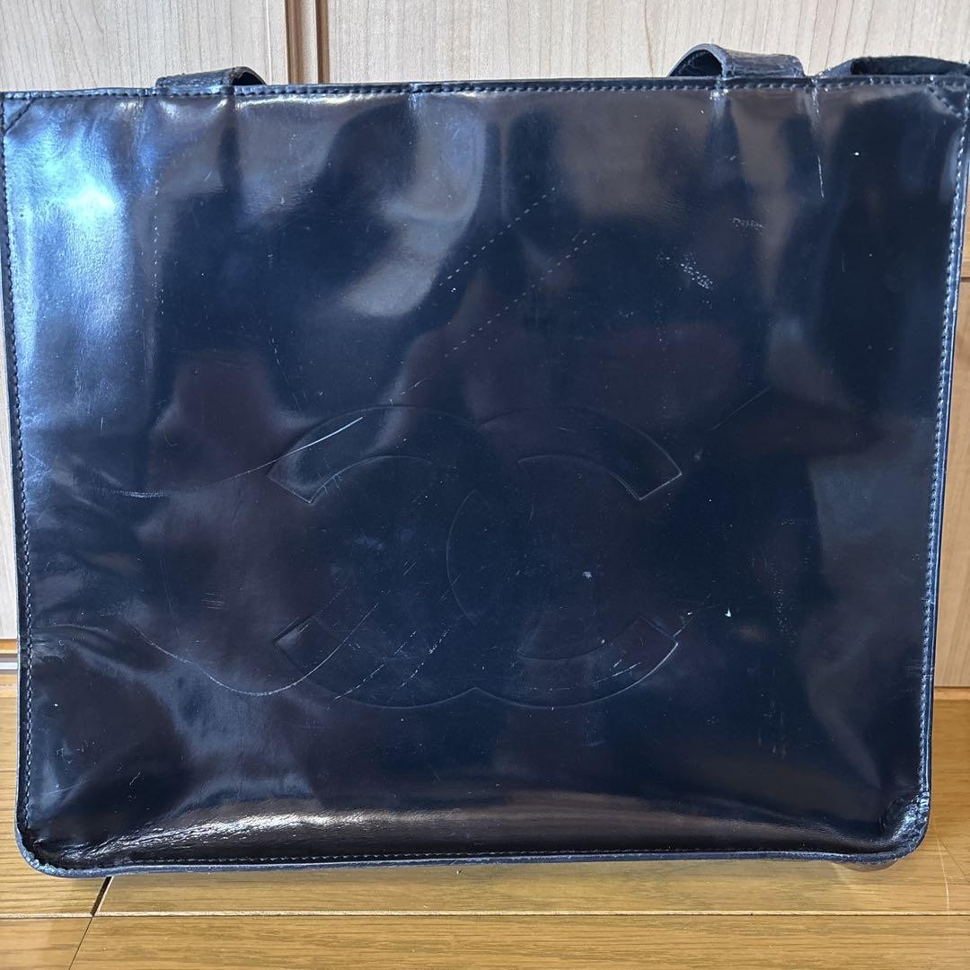 CHANEL black patent leather shoulder bag with enamel details PF7XUN-image