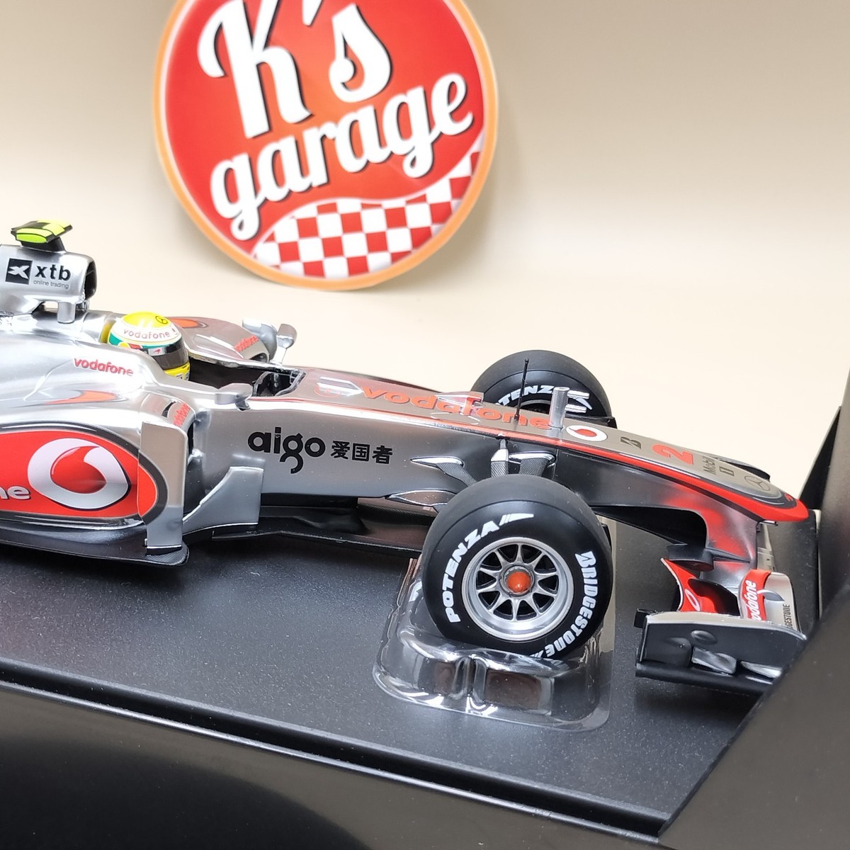 MINICHAMPS 1/18 Vodafone McLaren MP4-25 Lewis Hamilton #2 2010