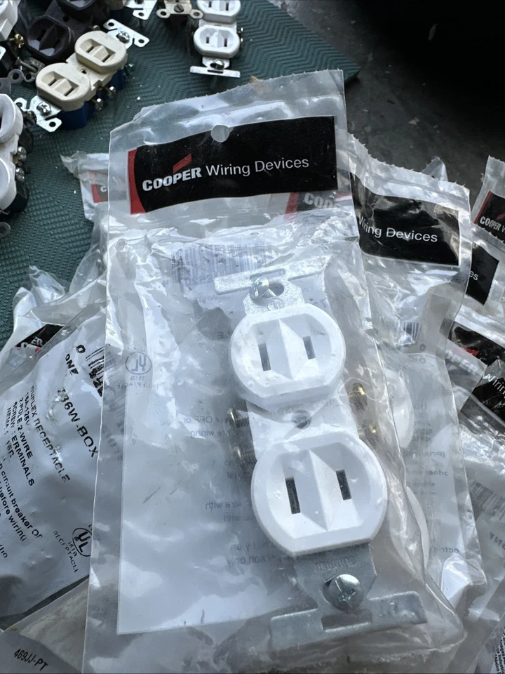Lot Of over 40 COOPER WIRING DEVICES 736W Duplex Non-Ground 2 Pole-2 Wire 15A .. - Image 3 of 4