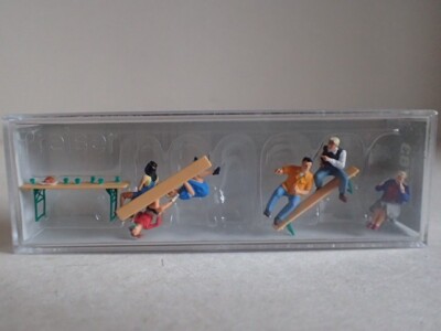 Preiser sitzend Weinfest Set 2 Tisch gedeckt Bänke Feier 10783 H0 1:87 OVP 6Fig