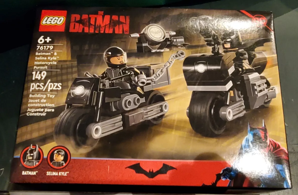 Batman™ & Selina Kyle™ Motorcycle Pursuit