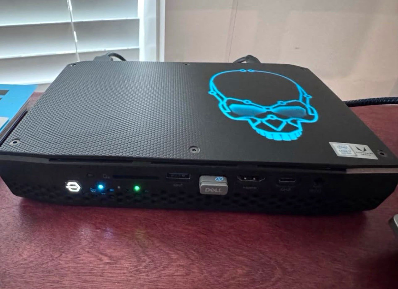 Intel NUC Hades Canyon i7-8809G Mini PC 1tb ssd, 32gb ram