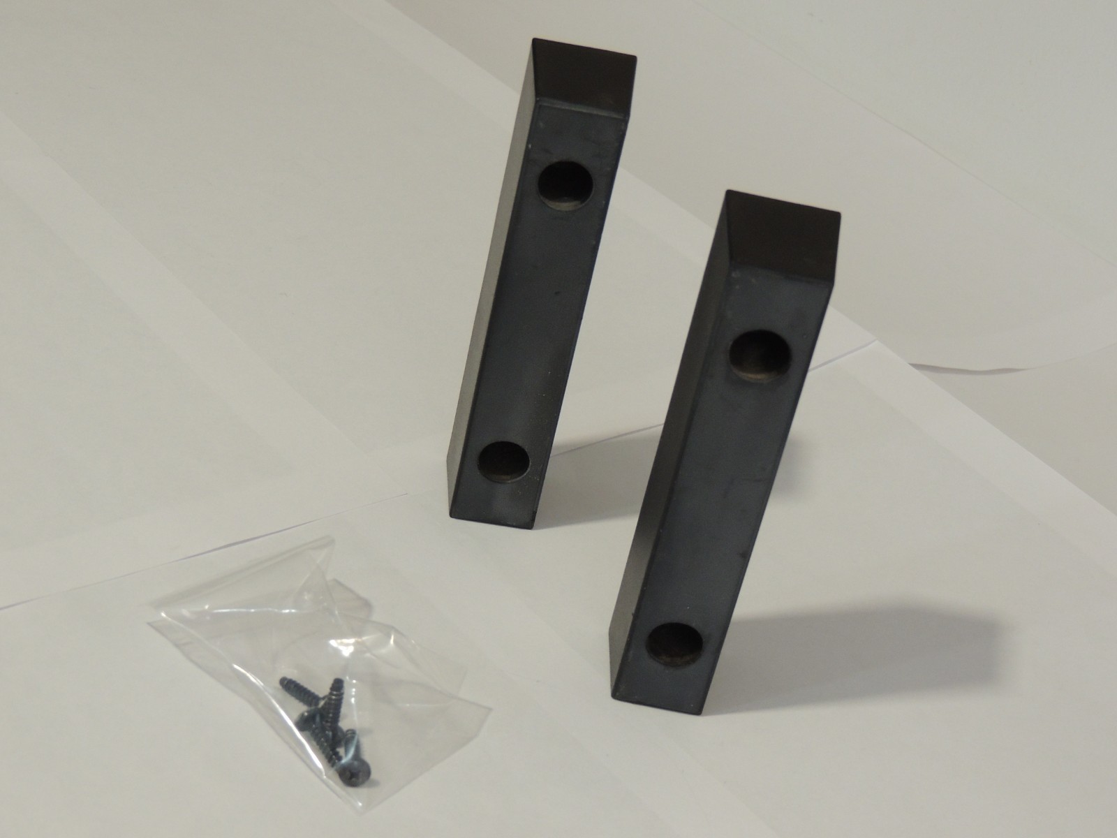 Sansui AU-717   Rear Plastic Bumper Stands & Screws