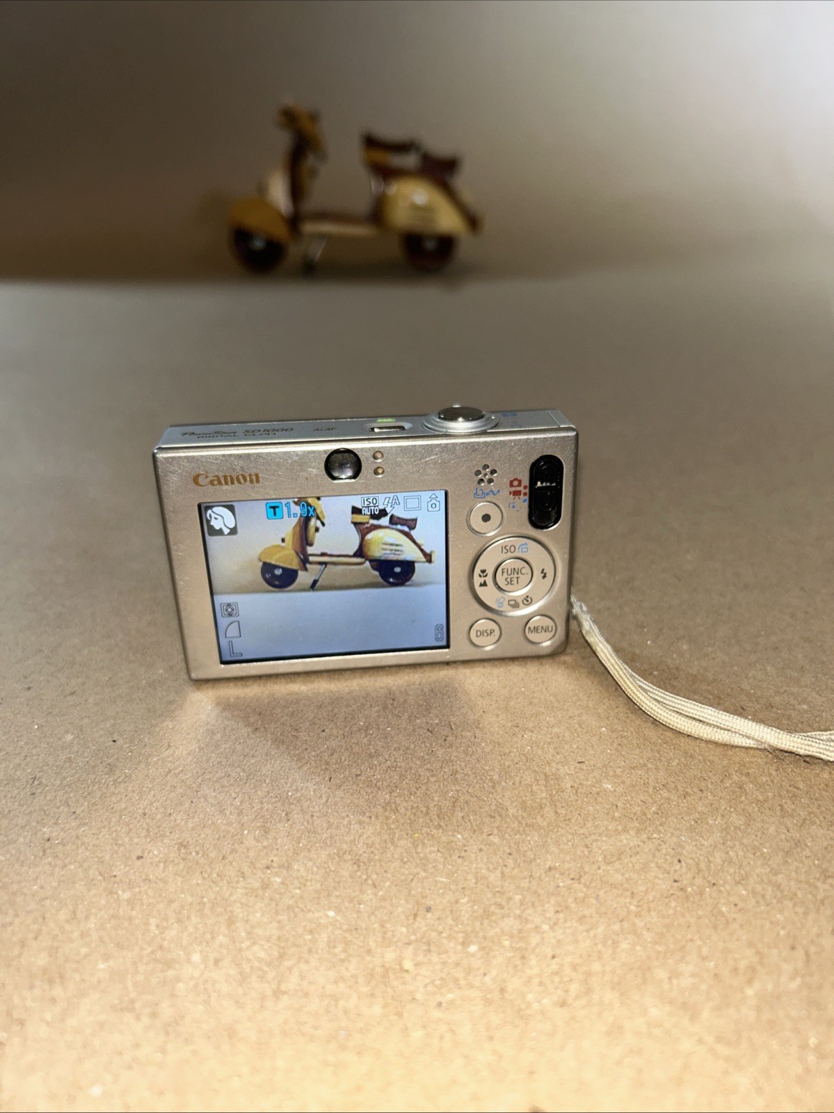 Canon SD1000 7.1MP 3X Optical CCD  Digital Camera - Silver/battery/charger/sd