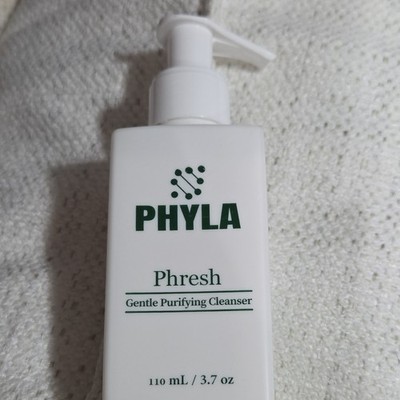 PHyla Phresh Gentle Purifying Face Cleanser for Daily Use 110 mL / 3.7 oz