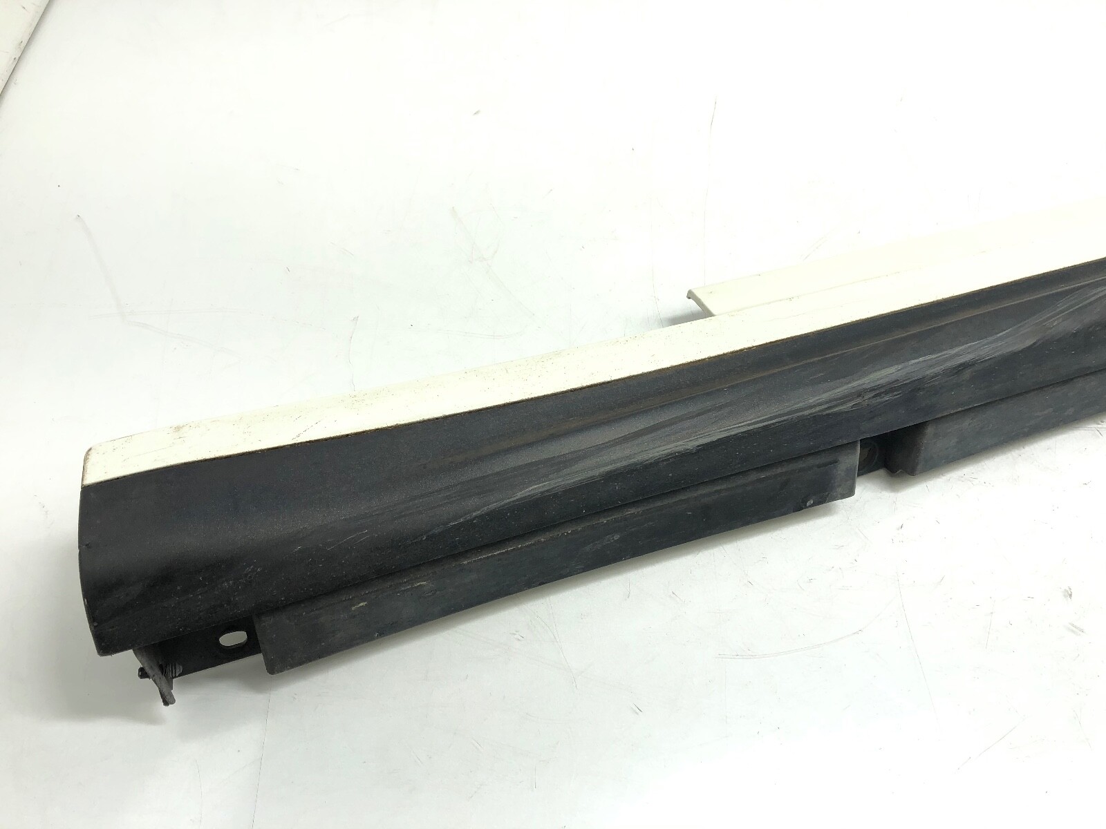 2014-2022 MASERATI GHIBLI LEFT DRIVER SIDE SKIRT ROCKER PANEL OEM BIANCO WHITE.