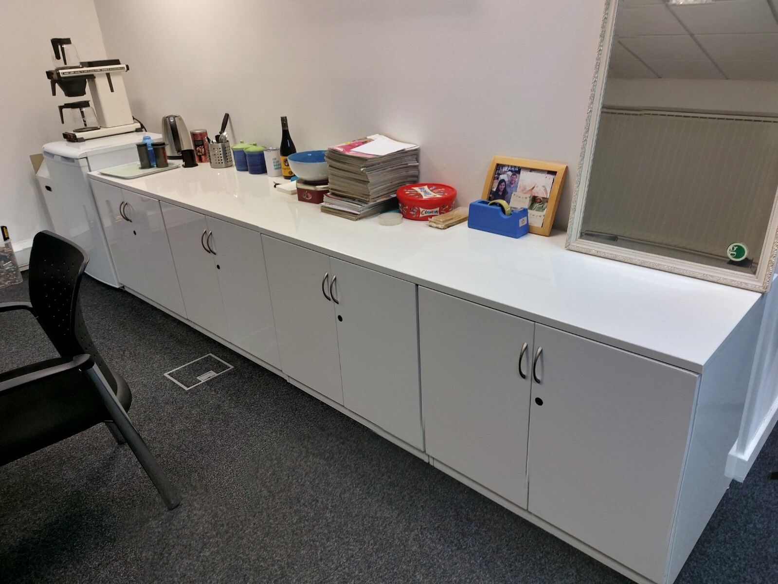 Quality White Office Furniture Job lot (Desks, Meeting Tables