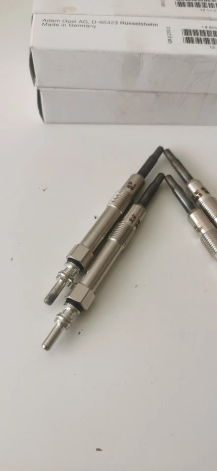 4X GENUINE NEW VAUXHALL VIVARO A MOVANO A 1.9 DIESEL GLOW PLUG 95508494 - Image 2 of 4