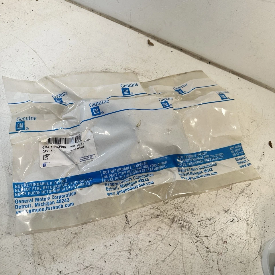 New OEM GM 16524196 Pontiac BONNEVILLE RH Front CORNER MARKER SIGNAL LIGHT - Image 4 of 4