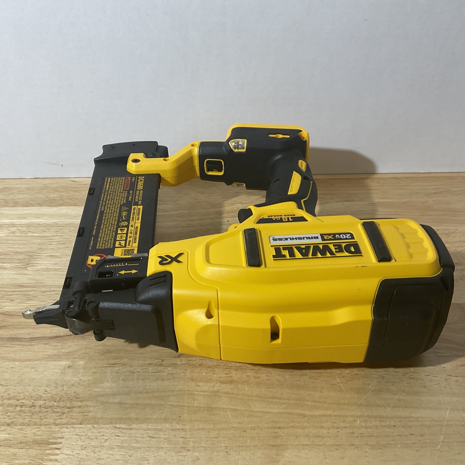 DEWALT 20V MAX XR 18Gauge Brad Nailer DCN680B TOOL ONLY 854