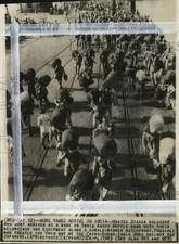1943 Press Photo US troops arrive in India with their duffle bags - pim06471
