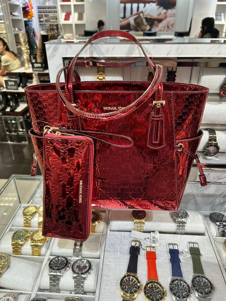 Bolso de Mano Michael Kors Voyager Grande Metálico Logo + Conjunto Cartera Continental Cereza Foto 2 de 4